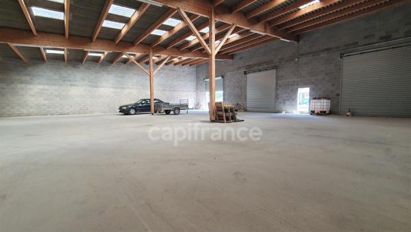 VAUVILLERS (70). Ensemble immobilier composé d'une maison d'habitation de 170m² et d'un bâtiment de 520m²