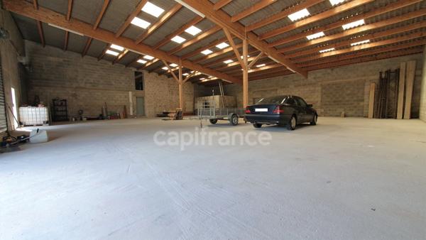 VAUVILLERS (70). Ensemble immobilier composé d'une maison d'habitation de 170m² et d'un bâtiment de 520m²