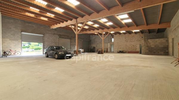 VAUVILLERS (70). Ensemble immobilier composé d'une maison d'habitation de 170m² et d'un bâtiment de 520m²