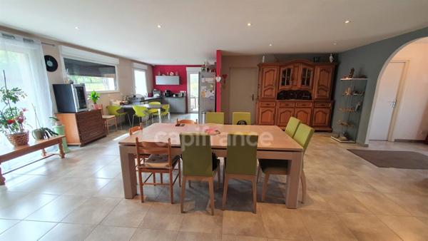 VAUVILLERS (70). Ensemble immobilier composé d'une maison d'habitation de 170m² et d'un bâtiment de 520m²