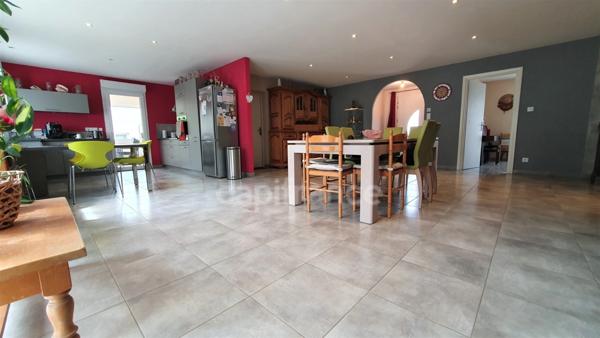 VAUVILLERS (70). Ensemble immobilier composé d'une maison d'habitation de 170m² et d'un bâtiment de 520m²