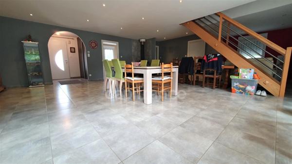 VAUVILLERS (70). Ensemble immobilier composé d'une maison d'habitation de 170m² et d'un bâtiment de 520m²