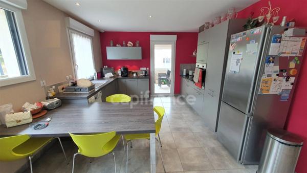 VAUVILLERS (70). Ensemble immobilier composé d'une maison d'habitation de 170m² et d'un bâtiment de 520m²