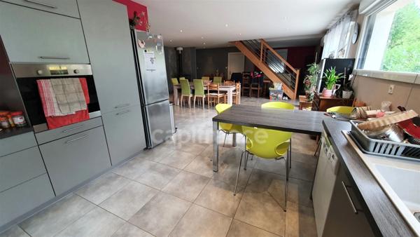 VAUVILLERS (70). Ensemble immobilier composé d'une maison d'habitation de 170m² et d'un bâtiment de 520m²