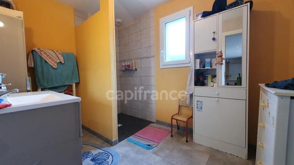 VAUVILLERS (70). Ensemble immobilier composé d'une maison d'habitation de 170m² et d'un bâtiment de 520m²