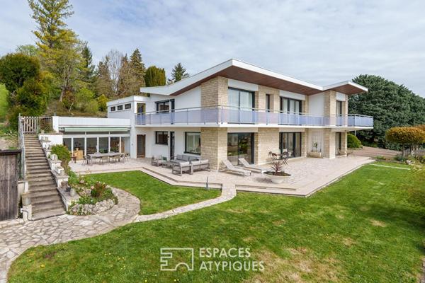 Maison seventies avec terrasses et jardins