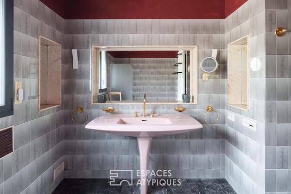 Maison seventies avec terrasses et jardins