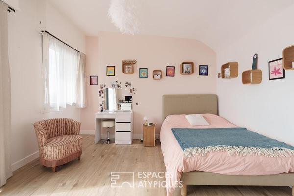 Maison seventies avec terrasses et jardins