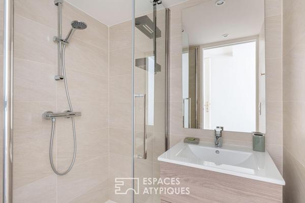 Maison seventies avec terrasses et jardins