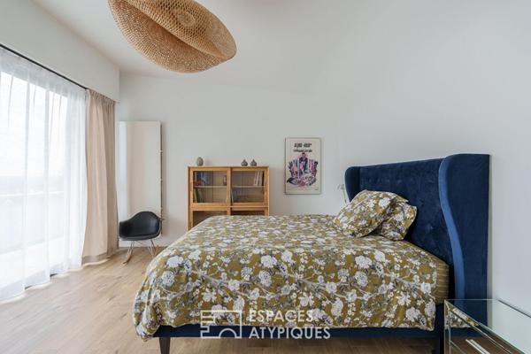 Maison seventies avec terrasses et jardins