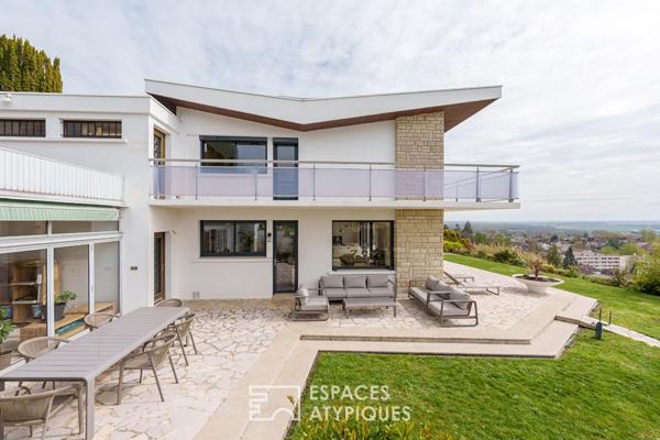 Maison seventies avec terrasses et jardins