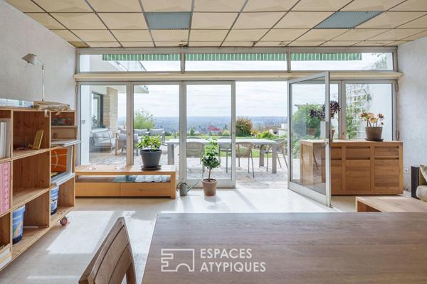 Maison seventies avec terrasses et jardins