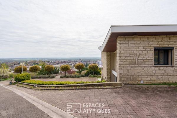 Maison seventies avec terrasses et jardins