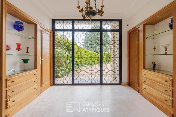 Maison seventies avec terrasses et jardins