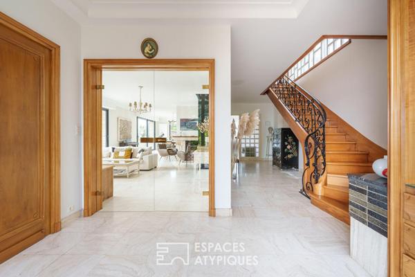 Maison seventies avec terrasses et jardins