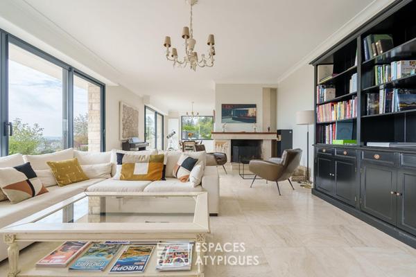 Maison seventies avec terrasses et jardins