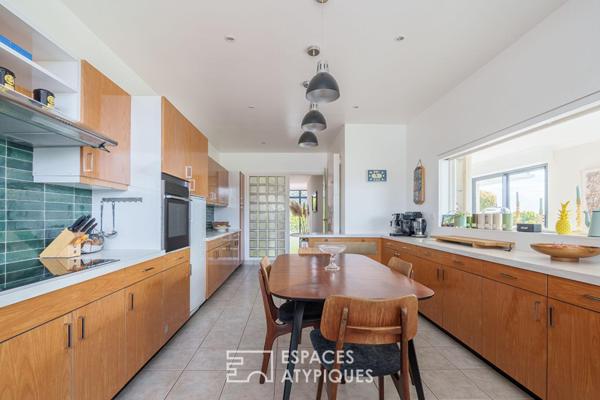 Maison seventies avec terrasses et jardins