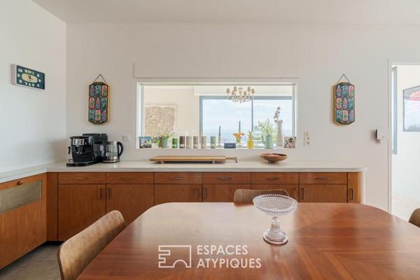 Maison seventies avec terrasses et jardins