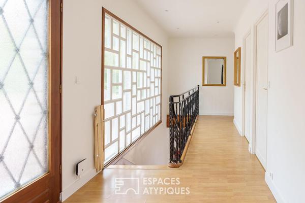 Maison seventies avec terrasses et jardins