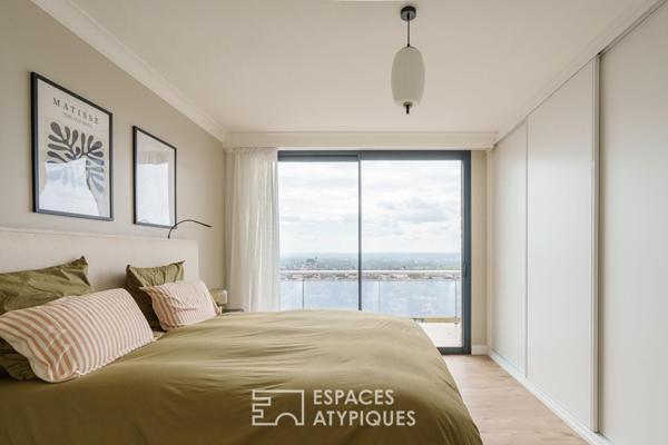 Maison seventies avec terrasses et jardins