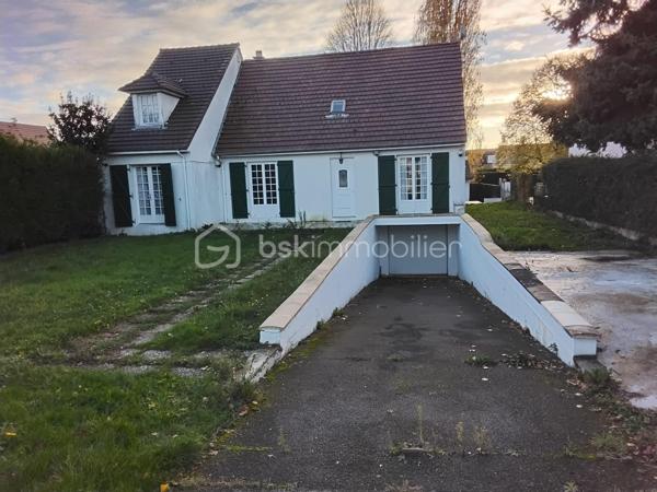 Grande maison familiale de 1978, comprenant salon, salle à manger, cuisine équipée, bureau, 5 chambres dont une au rez-de-chaussée, 2 salles de bains avec WC, mezzanine et nombreux rangements. Chauffage électrique avec pompe à chaleur, double vitrage, fibre, sous-sol total. 
Cette maison spacieuse et très bien entretenue est idéale pour une famille recherchant le calme tout en restant proche des commodités.
A découvrir rapidement !