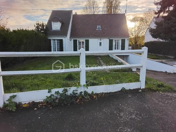 Grande maison familiale de 1978, comprenant salon, salle à manger, cuisine équipée, bureau, 5 chambres dont une au rez-de-chaussée, 2 salles de bains avec WC, mezzanine et nombreux rangements. Chauffage électrique avec pompe à chaleur, double vitrage, fibre, sous-sol total. 
Cette maison spacieuse et très bien entretenue est idéale pour une famille recherchant le calme tout en restant proche des commodités.
A découvrir rapidement !