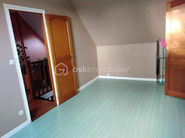 Grande maison familiale de 1978, comprenant salon, salle à manger, cuisine équipée, bureau, 5 chambres dont une au rez-de-chaussée, 2 salles de bains avec WC, mezzanine et nombreux rangements. Chauffage électrique avec pompe à chaleur, double vitrage, fibre, sous-sol total. 
Cette maison spacieuse et très bien entretenue est idéale pour une famille recherchant le calme tout en restant proche des commodités.
A découvrir rapidement !