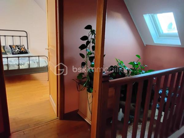 Grande maison familiale de 1978, comprenant salon, salle à manger, cuisine équipée, bureau, 5 chambres dont une au rez-de-chaussée, 2 salles de bains avec WC, mezzanine et nombreux rangements. Chauffage électrique avec pompe à chaleur, double vitrage, fibre, sous-sol total. 
Cette maison spacieuse et très bien entretenue est idéale pour une famille recherchant le calme tout en restant proche des commodités.
A découvrir rapidement !