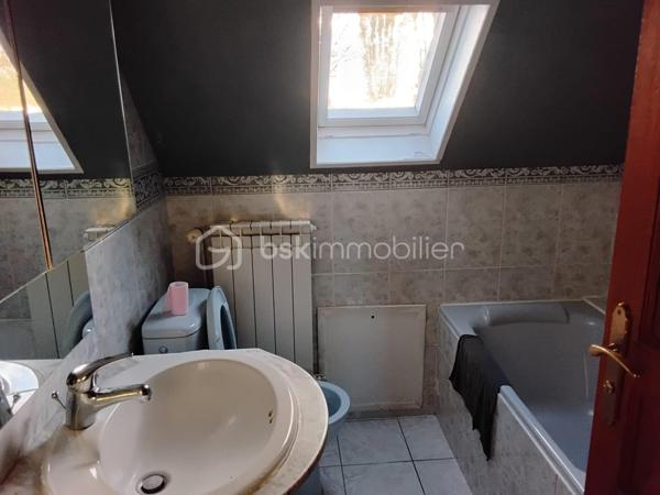 Grande maison familiale de 1978, comprenant salon, salle à manger, cuisine équipée, bureau, 5 chambres dont une au rez-de-chaussée, 2 salles de bains avec WC, mezzanine et nombreux rangements. Chauffage électrique avec pompe à chaleur, double vitrage, fibre, sous-sol total. 
Cette maison spacieuse et très bien entretenue est idéale pour une famille recherchant le calme tout en restant proche des commodités.
A découvrir rapidement !