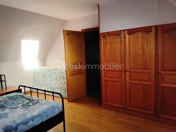 Grande maison familiale de 1978, comprenant salon, salle à manger, cuisine équipée, bureau, 5 chambres dont une au rez-de-chaussée, 2 salles de bains avec WC, mezzanine et nombreux rangements. Chauffage électrique avec pompe à chaleur, double vitrage, fibre, sous-sol total. 
Cette maison spacieuse et très bien entretenue est idéale pour une famille recherchant le calme tout en restant proche des commodités.
A découvrir rapidement !