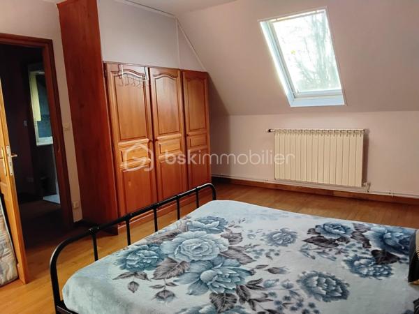 Grande maison familiale de 1978, comprenant salon, salle à manger, cuisine équipée, bureau, 5 chambres dont une au rez-de-chaussée, 2 salles de bains avec WC, mezzanine et nombreux rangements. Chauffage électrique avec pompe à chaleur, double vitrage, fibre, sous-sol total. 
Cette maison spacieuse et très bien entretenue est idéale pour une famille recherchant le calme tout en restant proche des commodités.
A découvrir rapidement !