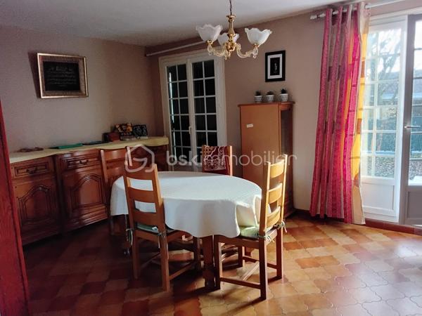 Grande maison familiale de 1978, comprenant salon, salle à manger, cuisine équipée, bureau, 5 chambres dont une au rez-de-chaussée, 2 salles de bains avec WC, mezzanine et nombreux rangements. Chauffage électrique avec pompe à chaleur, double vitrage, fibre, sous-sol total. 
Cette maison spacieuse et très bien entretenue est idéale pour une famille recherchant le calme tout en restant proche des commodités.
A découvrir rapidement !