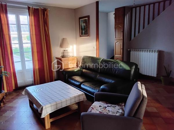 Grande maison familiale de 1978, comprenant salon, salle à manger, cuisine équipée, bureau, 5 chambres dont une au rez-de-chaussée, 2 salles de bains avec WC, mezzanine et nombreux rangements. Chauffage électrique avec pompe à chaleur, double vitrage, fibre, sous-sol total. 
Cette maison spacieuse et très bien entretenue est idéale pour une famille recherchant le calme tout en restant proche des commodités.
A découvrir rapidement !