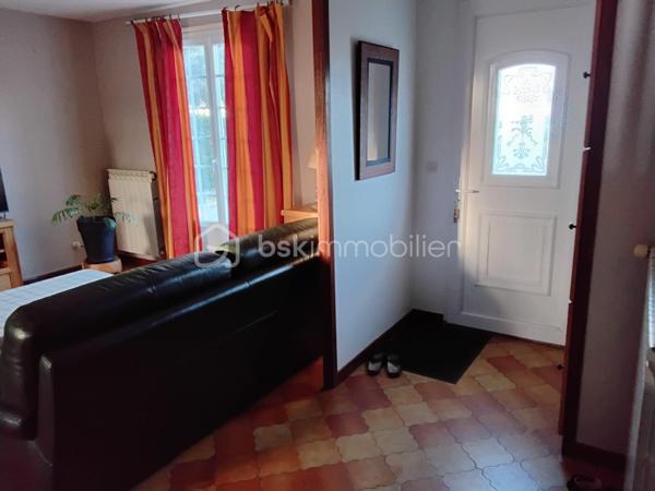 Grande maison familiale de 1978, comprenant salon, salle à manger, cuisine équipée, bureau, 5 chambres dont une au rez-de-chaussée, 2 salles de bains avec WC, mezzanine et nombreux rangements. Chauffage électrique avec pompe à chaleur, double vitrage, fibre, sous-sol total. 
Cette maison spacieuse et très bien entretenue est idéale pour une famille recherchant le calme tout en restant proche des commodités.
A découvrir rapidement !