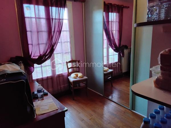Grande maison familiale de 1978, comprenant salon, salle à manger, cuisine équipée, bureau, 5 chambres dont une au rez-de-chaussée, 2 salles de bains avec WC, mezzanine et nombreux rangements. Chauffage électrique avec pompe à chaleur, double vitrage, fibre, sous-sol total. 
Cette maison spacieuse et très bien entretenue est idéale pour une famille recherchant le calme tout en restant proche des commodités.
A découvrir rapidement !