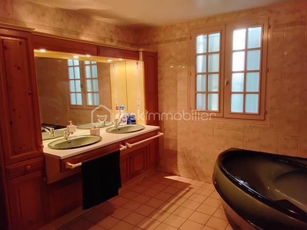 Grande maison familiale de 1978, comprenant salon, salle à manger, cuisine équipée, bureau, 5 chambres dont une au rez-de-chaussée, 2 salles de bains avec WC, mezzanine et nombreux rangements. Chauffage électrique avec pompe à chaleur, double vitrage, fibre, sous-sol total. 
Cette maison spacieuse et très bien entretenue est idéale pour une famille recherchant le calme tout en restant proche des commodités.
A découvrir rapidement !