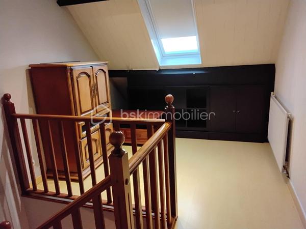 Grande maison familiale de 1978, comprenant salon, salle à manger, cuisine équipée, bureau, 5 chambres dont une au rez-de-chaussée, 2 salles de bains avec WC, mezzanine et nombreux rangements. Chauffage électrique avec pompe à chaleur, double vitrage, fibre, sous-sol total. 
Cette maison spacieuse et très bien entretenue est idéale pour une famille recherchant le calme tout en restant proche des commodités.
A découvrir rapidement !