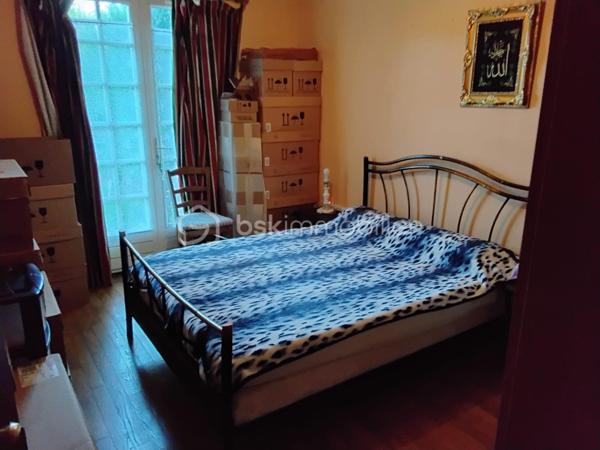 Grande maison familiale de 1978, comprenant salon, salle à manger, cuisine équipée, bureau, 5 chambres dont une au rez-de-chaussée, 2 salles de bains avec WC, mezzanine et nombreux rangements. Chauffage électrique avec pompe à chaleur, double vitrage, fibre, sous-sol total. 
Cette maison spacieuse et très bien entretenue est idéale pour une famille recherchant le calme tout en restant proche des commodités.
A découvrir rapidement !