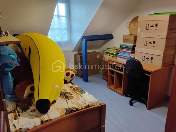 Grande maison familiale de 1978, comprenant salon, salle à manger, cuisine équipée, bureau, 5 chambres dont une au rez-de-chaussée, 2 salles de bains avec WC, mezzanine et nombreux rangements. Chauffage électrique avec pompe à chaleur, double vitrage, fibre, sous-sol total. 
Cette maison spacieuse et très bien entretenue est idéale pour une famille recherchant le calme tout en restant proche des commodités.
A découvrir rapidement !