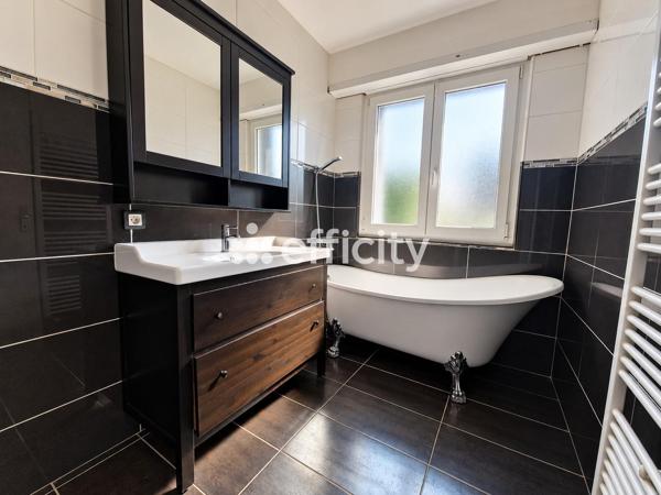 Maison
         5 pièces
        - 95 m² Exclusivité 379 900 € *