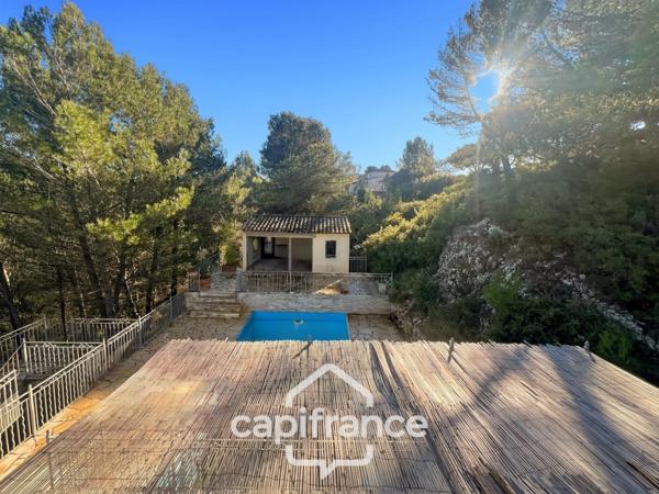 Domaine et Golf de Pont Royal, belle propriété de 290 m2 établie sur un terrain de 2600 m2, cinq chambres, un bureau, piscine, pool house, triple garage