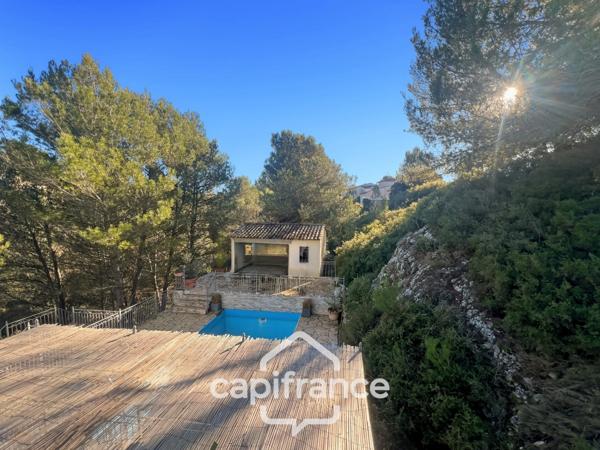 Domaine et Golf de Pont Royal, belle propriété de 290 m2 établie sur un terrain de 2600 m2, cinq chambres, un bureau, piscine, pool house, triple garage