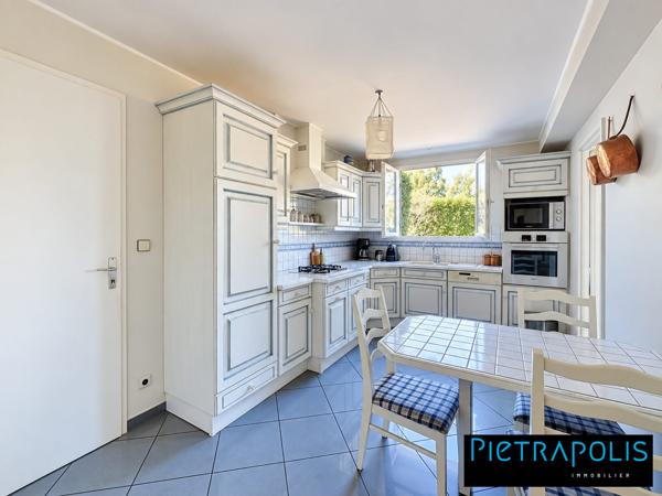 PIERRE-BÉNITE – MAISON FAMILIALE 4 CHAMBRES, JARDIN CLOS ET GARAGE
