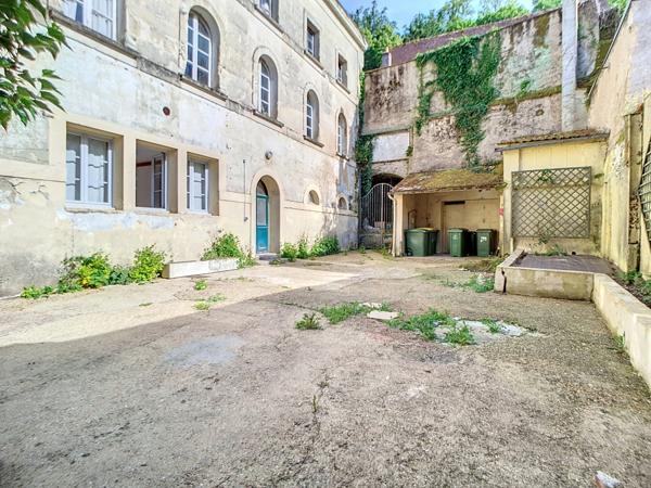 Dpt Sarthe (72), à vendre LA CHARTRE SUR LE LOIR immeuble- appartement de 89m²- batiment à rénover de 131m²