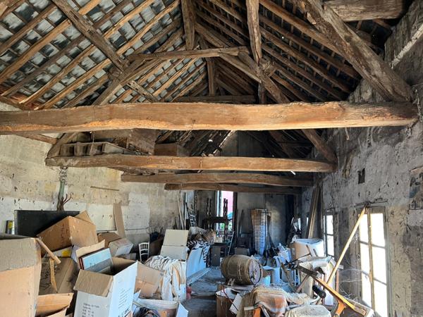 Dpt Sarthe (72), à vendre LA CHARTRE SUR LE LOIR immeuble- appartement de 89m²- batiment à rénover de 131m²