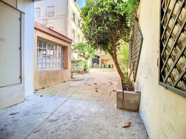 Dpt Sarthe (72), à vendre LA CHARTRE SUR LE LOIR immeuble- appartement de 89m²- batiment à rénover de 131m²