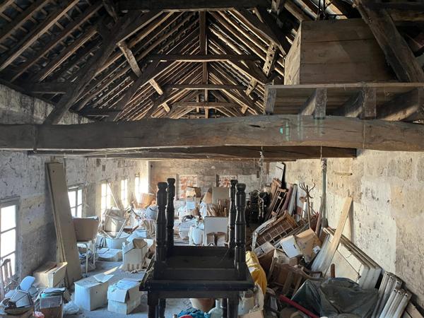 Dpt Sarthe (72), à vendre LA CHARTRE SUR LE LOIR immeuble- appartement de 89m²- batiment à rénover de 131m²