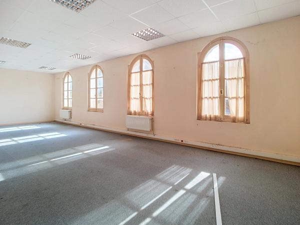 Dpt Sarthe (72), à vendre LA CHARTRE SUR LE LOIR immeuble- appartement de 89m²- batiment à rénover de 131m²