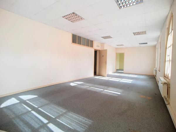 Dpt Sarthe (72), à vendre LA CHARTRE SUR LE LOIR immeuble- appartement de 89m²- batiment à rénover de 131m²