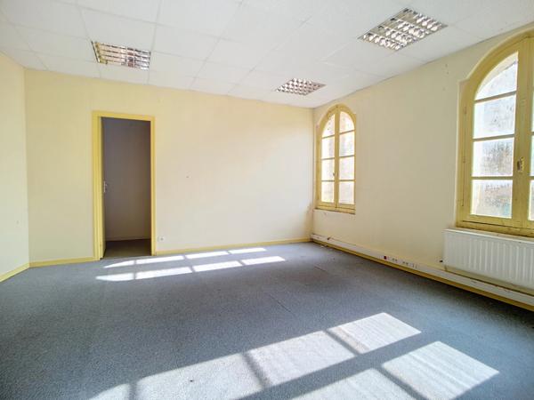 Dpt Sarthe (72), à vendre LA CHARTRE SUR LE LOIR immeuble- appartement de 89m²- batiment à rénover de 131m²